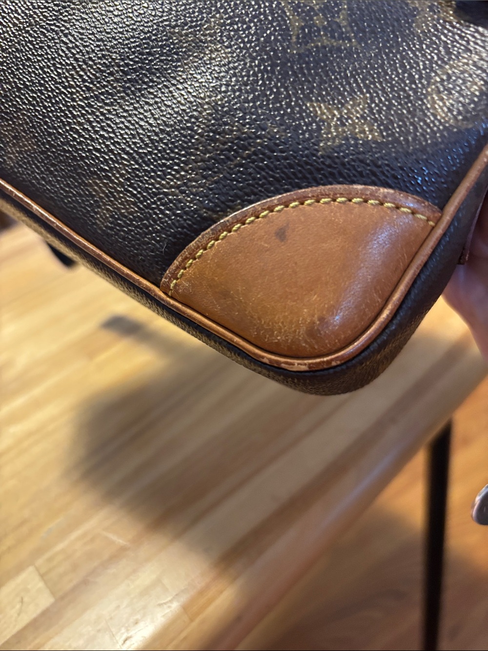 BUY THE CLUTCH/WRISTLET AT ASKING PRICE AND GET THE WALLET INCLUDED FOR FREE. - Picture 6 of 16
